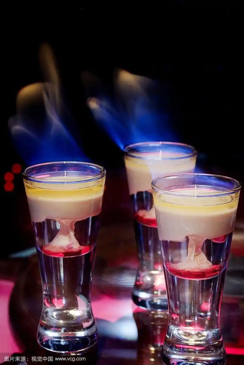 黑背景下燃烧火焰的鸡尾酒