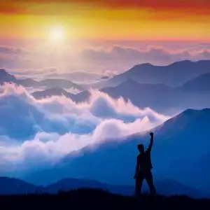 爬山的徒步旅行者在高山上享受日出照片