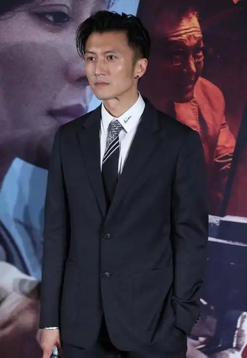 谢霆锋都40岁了,可气质仍然似潇洒少年,穿黑色显身材清瘦