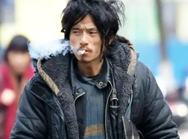 八卦他靠一张照片火遍了全国被称为忧郁男神现如今却过这样的生活