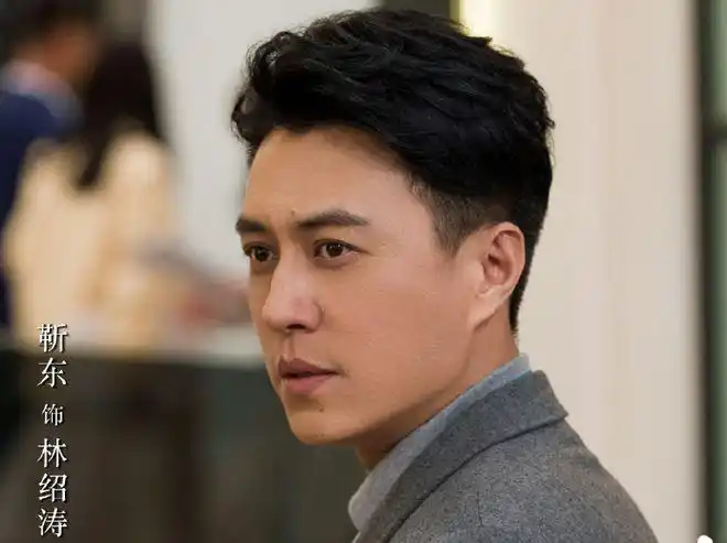 《林深见鹿》(原名《多喝热水》)讲的是林绍涛(靳东饰)和简艾(李小冉