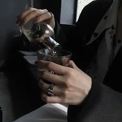 大家有没有喝酒的头像啊