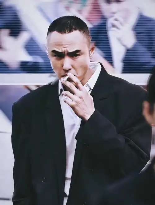 33岁鹿晗现身法令纹明显脸肿被嘲没牙齿网友越来越女人了