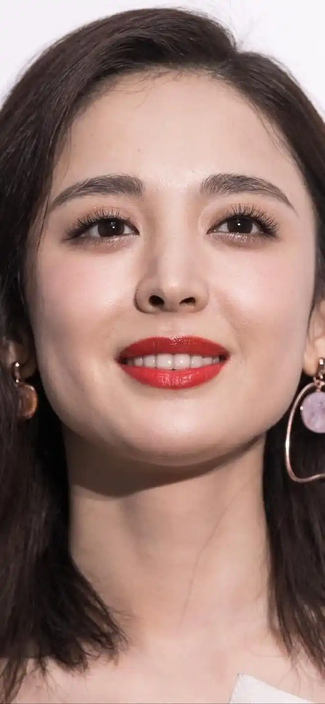 看了古力娜扎的高清怼脸生图,终于明白什么叫"新疆第一美女"了