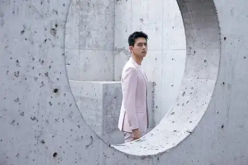 李现烟粉色西装亮相 刺猬头造型夏日清爽来袭