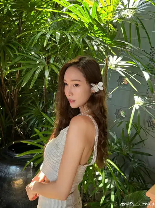 郑秀妍元宵营业照来啦~露腰短上衣,随性优雅  好久不见的卡姐,美女