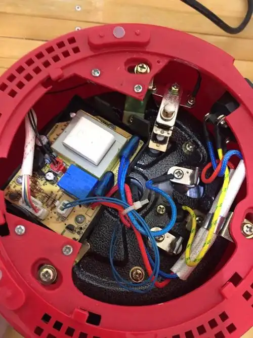 电压力锅显示e4,通电后滴滴的在想,请问是什么原因?