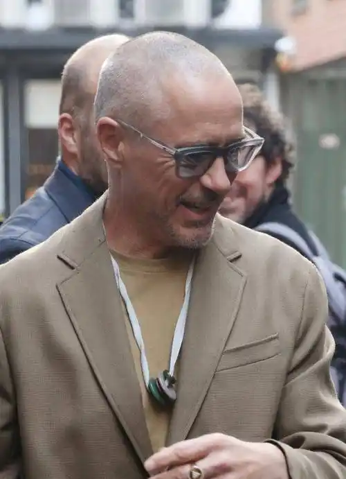 小罗伯特唐尼是一个很有魅力的男演员,他最近搞了一个光头造型,搭配