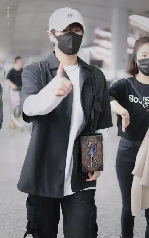 李汶翰今日机场出发饭拍更新,黑色衬衫和长袖叠穿增加层次感,橘色毛线