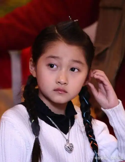 小时候的她,特别水灵.