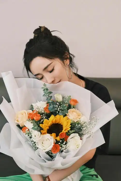 杨幂晒捧花美照 扎丸子头俏皮可爱