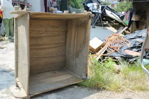 这是存放在老人家中的"古董",老式打谷机的一个部件.