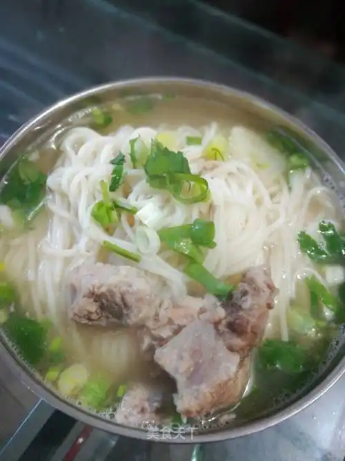 午餐排骨汤面
