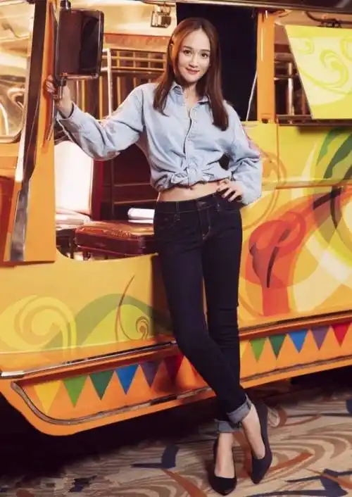 陈乔恩穿了一件水洗旧的牛仔衬衫的,偏宽松的版型,既不夸大曲线又不