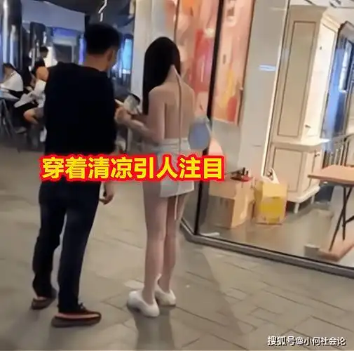 女子穿着"清凉"现身街头,颈上挂着一根绳子,路人纷纷侧目_何社会_衣服