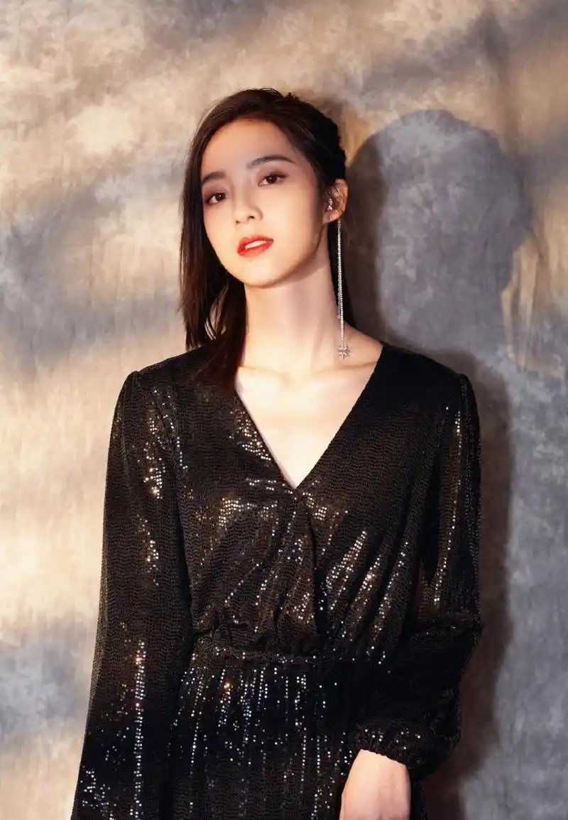 精美图集|清冷美女万鹏