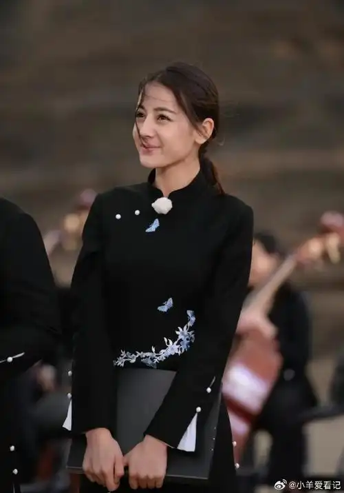 原来迪丽热巴一直是素颜