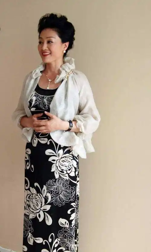 原创58岁王姬身材真丰满穿蓝色蕾丝连衣裙不见赘肉气质太惊艳