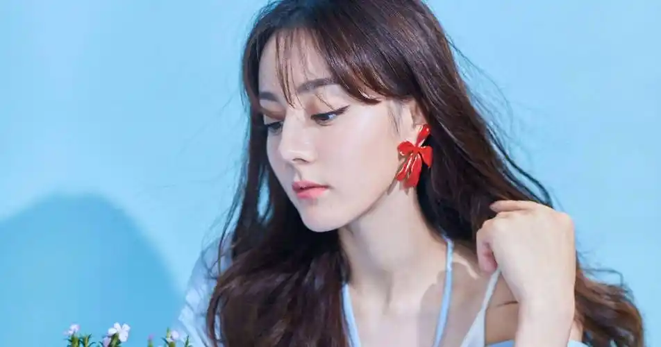 6娱乐爆料:胡歌,王一博,李沁,迪丽热巴,赵丽颖,大s_赵露思_香水_网友