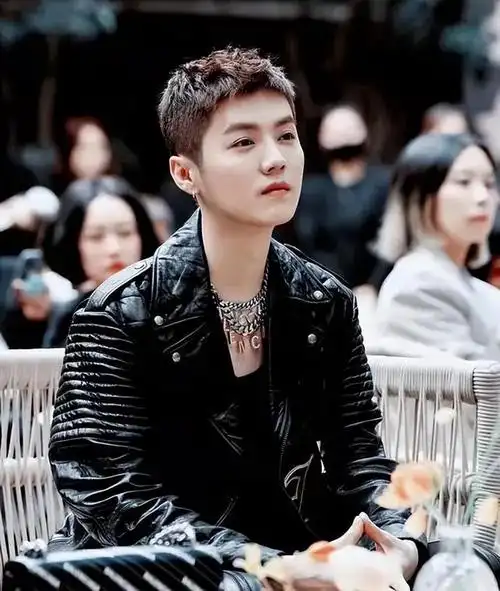 勇敢尝试!鹿晗换寸头亮相gucci大秀,成熟魅力尽显!