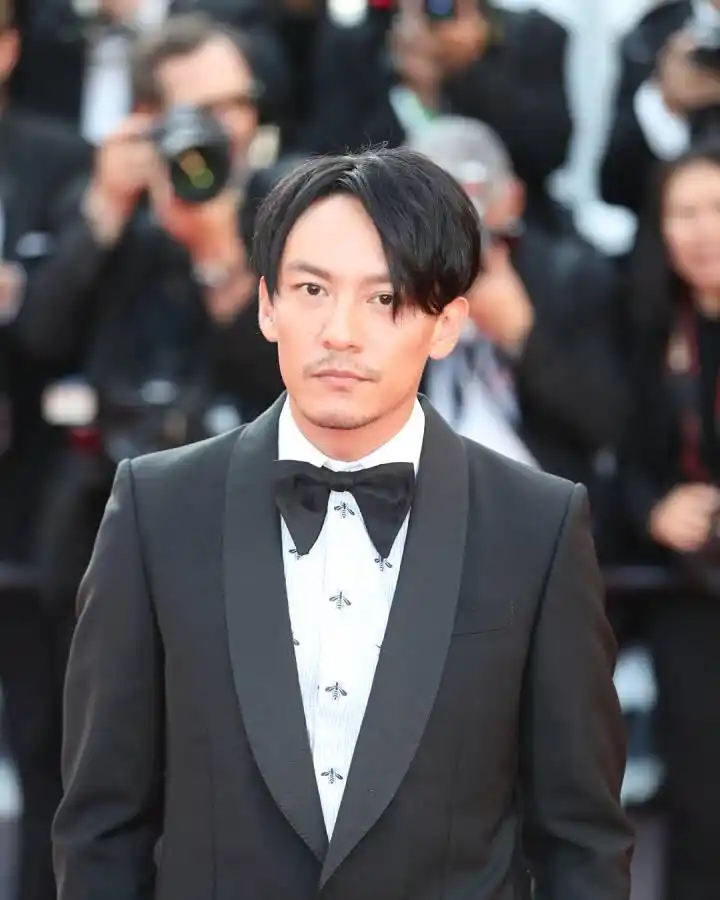 张震一身西装现身红毯酷帅有型,网友:我每天睡醒就是这个发型