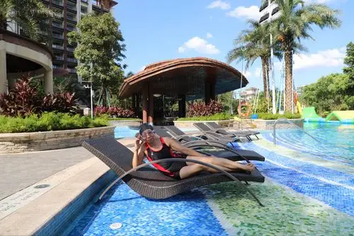 高逼格的泳池,各种泳装秀开始.