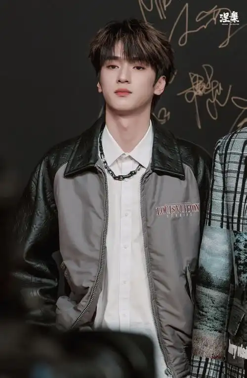 严浩翔超话#严浩翔微博音乐盛典秋日look#有人天生帅的突出@时代少年