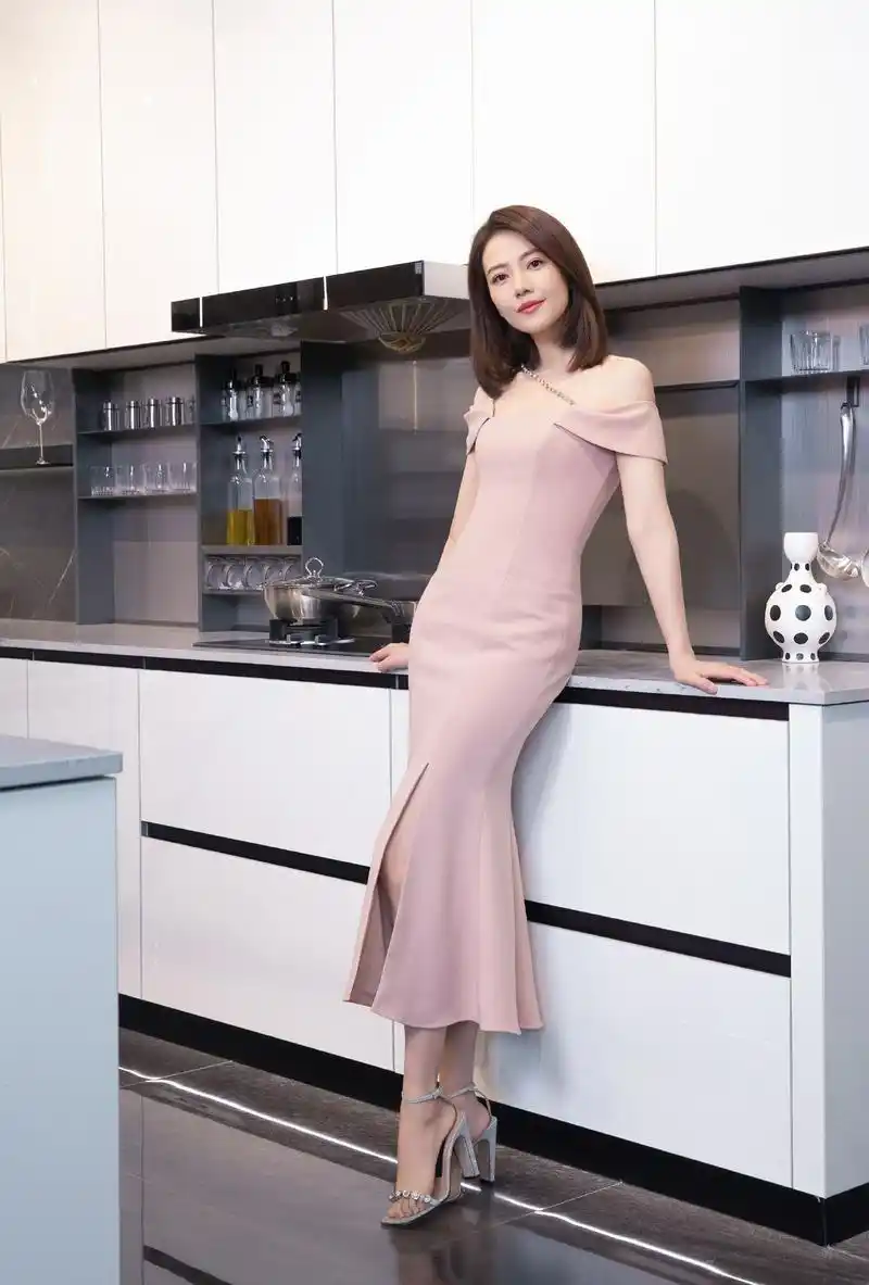 高圆圆气质果然不一般,完美驾驭红色长裙,配10cm高跟鞋看着都痛