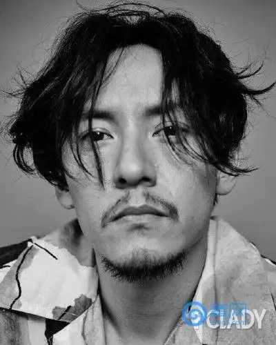 胡歌变帅大叔性感胡茬狂撩少女心