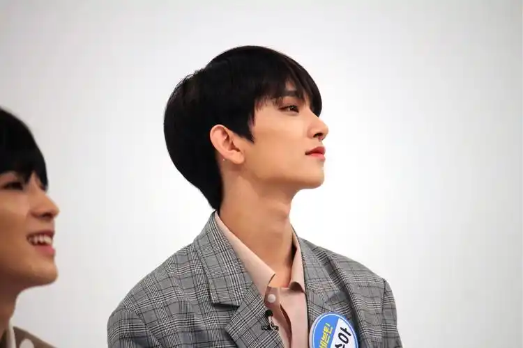 如何评价seventeen成员洪知秀(joshua)? - 知乎