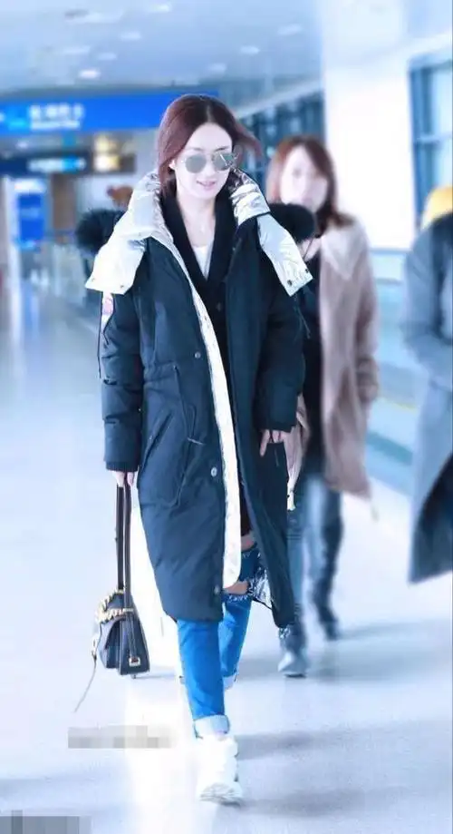 赵丽颖机场穿搭最保暖网友这才是冬天的标配啊