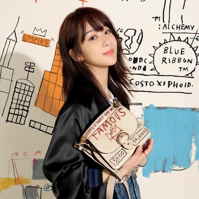 杨紫coach涂鸦包中汲取灵感,3种时尚背法,竟然还有rexy小皇冠!