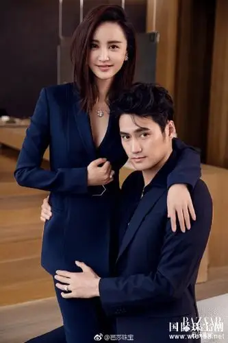 拍摄间隙,只要袁弘看不见张歆艺,就会听到满屋子的喊声:"老婆!老婆!