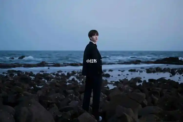 mq合作明星黄明昊_黄明昊_海信广场攻略_海边_明信片_娱乐_明星娱乐