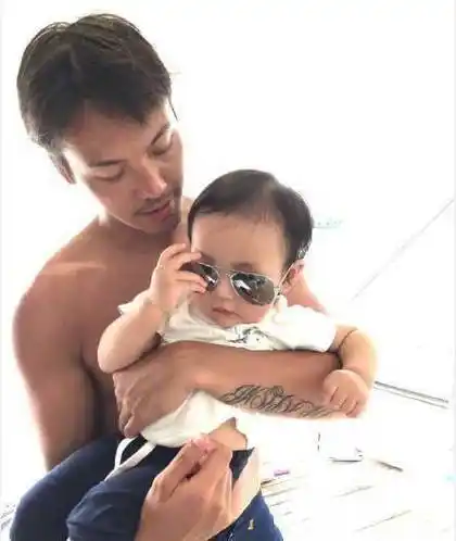 陈伟霆度假回来晒黑了n个色号连机场边检都看的一脸懵