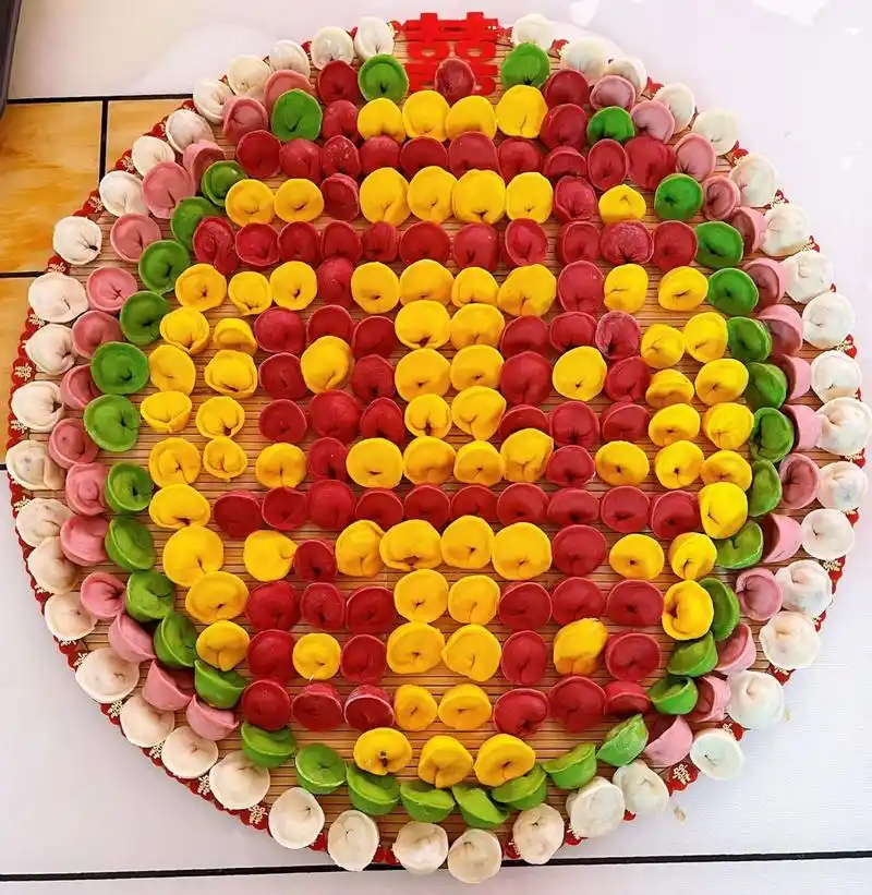 🎎结婚饺子摆盘 不知道大家当地的习俗都是什么样的,小侄子明天结婚