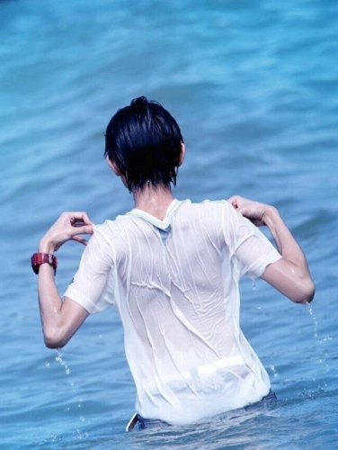 王源录下水游戏浑身湿透 露出眉毛的样子也是又帅又好看