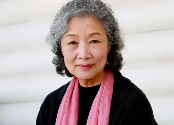 吕中:嫁小学同学恩爱53年,丈夫病逝后,儿媳的做法令她感动