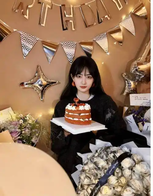徐璐迎来29岁生日,手捧蛋糕被鲜花围绕,幸福感十足!_显得_爱情_时候