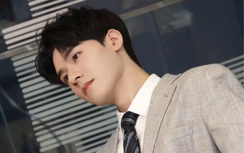 白西装龚俊捧着他手心里的橘色杯子! 《我要逆风去》龚俊徐斯小尾巴