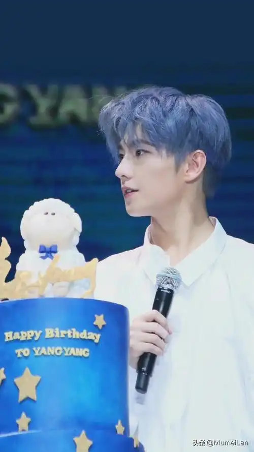 杨洋17年蓝发造型 每一张图都可以称之为神图了