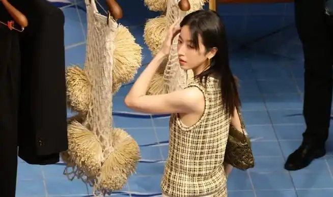 老公姐90  实际:看见土味应援憋不住笑的可爱媛媛06    #周雨彤