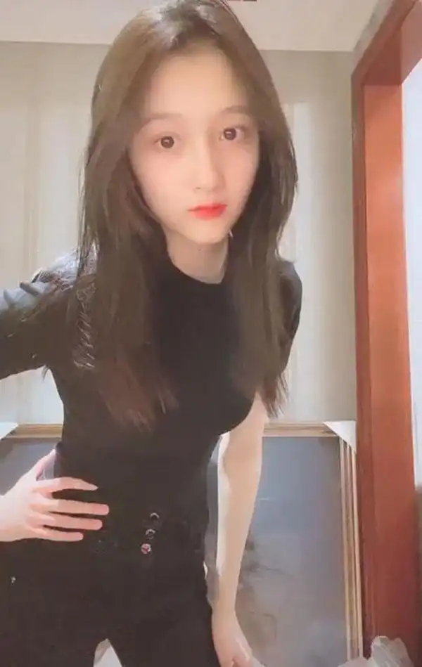 关晓彤穿小码短袖勒出线条韵味十足难怪很少见关晓彤穿紧身衣