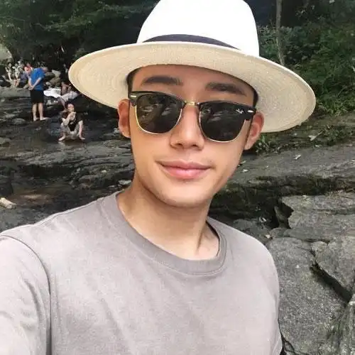 草帽墨镜户外酷男头像