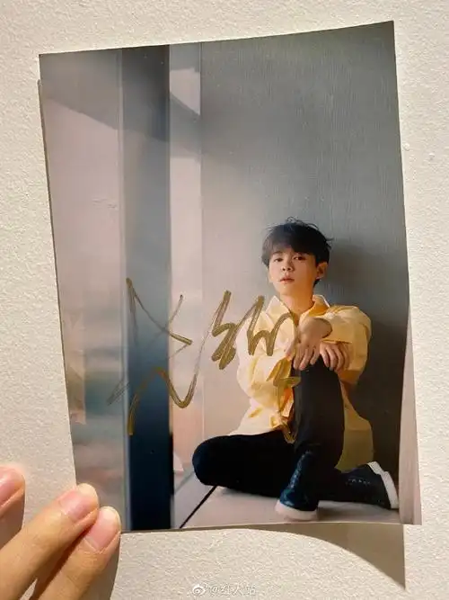 尤长靖亲笔签名照,关注@红人站,转发点赞本条微博,热转第一的小可爱