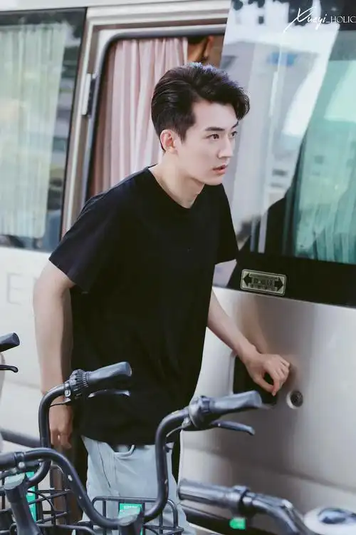 优秀的明星就是既可霸道总裁,又可年下小鲜肉(刘学义),是年下义义子了