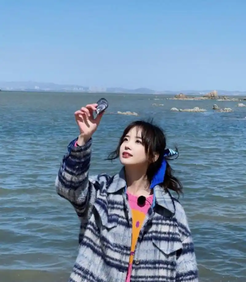 央视记者王冰冰晒出了四月份的最新照片,面朝大海,春暖花开,王冰冰