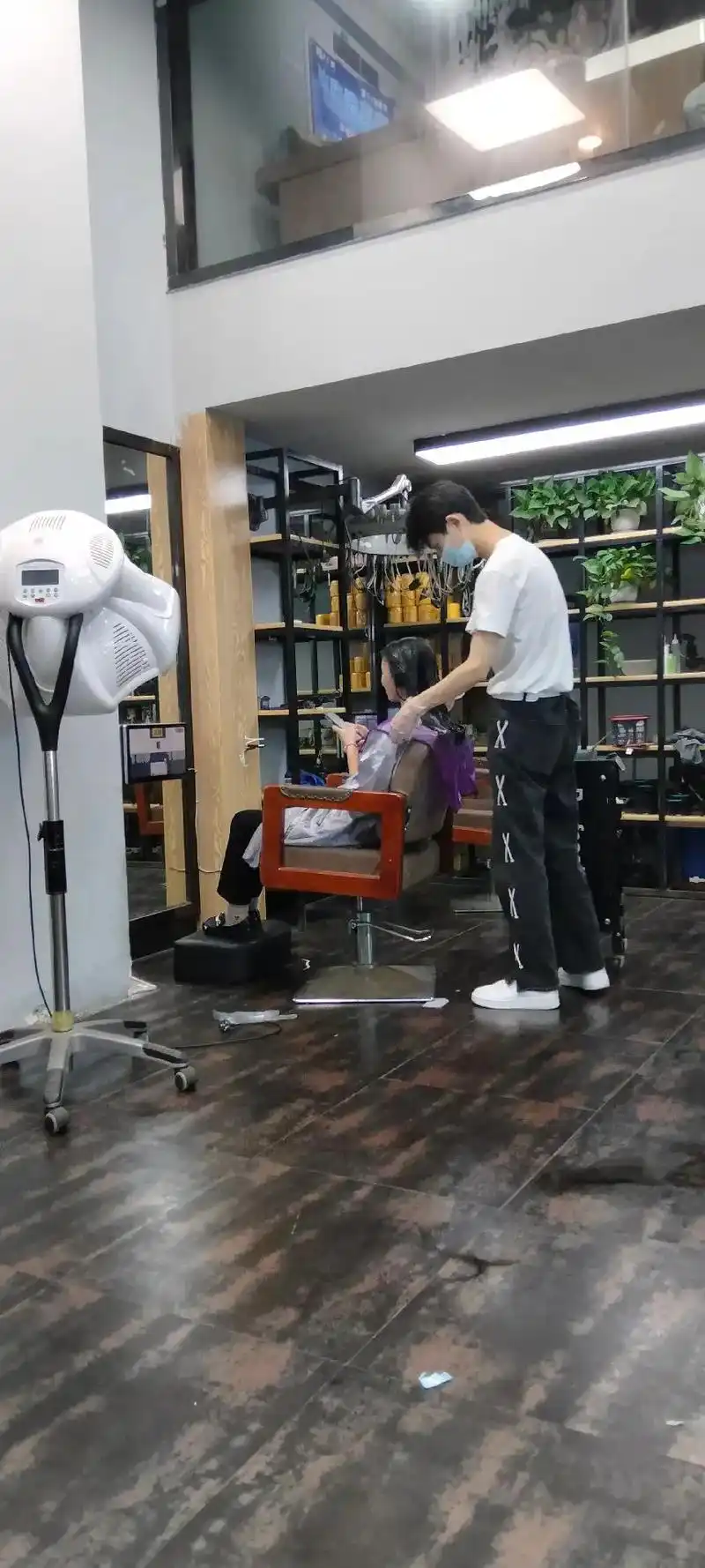 理发店为什么都是帅哥因为理发店的帅哥