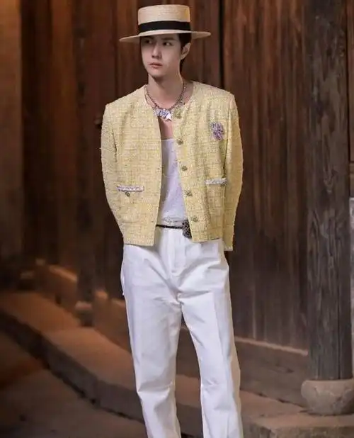 王一博为何轻松穿出香奈儿女装的精髓除了颜值身高还有美人肩