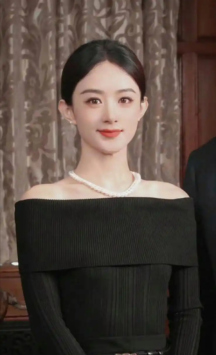赵丽颖采访 珍珠项链配一字肩黑色上衣,温婉知性,"国泰民安"脸有了!